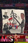 29.11.2025, Fussball Bundesliga 2025/2026, 12.Spieltag, FC Bayern M�nchen - FC St. Pauli, in der Allianz-Arena M�nchen, Plakat gegen Andy Grote: Schm�hplakat der Bayernfans in der S�dkurve gegen einen Hamburger Politiker. Weil er sich in einem Tweet als Pimmel beleidigt f�hlt, l�st Hamburgs Innensenator Andy Grote im Jahr 2021 eine Hausdurchsuchung der Polizei aus. Vor der Innenministerkonferenz, die neue Repressionen gegen Fu�ballfans vorbereitet, erinnern die Fans des FC Bayern an dieses Ereignis mit diesen Plakaten. Eine riesige Karikatur zeigte Hamburgs Senator f�r Inneres und Sport im grauen Anzug und mit offener Hose, aus der ein �berdimensionaler Schlagstock herausragt. Im Hintergrund sind Fu�ballfans in roter Montur zu sehen, dazu ein behelmter Polizist, der sie mit einer Hand-Kamera filmt sowie weitere �berwachungskameras und ein Zettel, auf dem Stadionverbot steht. Auf einem Spruchband direkt daneben war zu lesen: Grote schwingt wieder seinen Unverh�ltnism�ssigkeitspimmel. (Munich red Pride Fanorganisation)