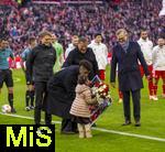 29.11.2025, Fussball Bundesliga 2025/2026, 12.Spieltag, FC Bayern M�nchen - FC St. Pauli, in der Allianz-Arena M�nchen, Offizieller Abschied von Kingsley Coman (FC Bayern M�nchen) vor dem Spiel, Sportvorstand Max Eberl (Bayern M�nchen), Sportdirektor Christoph Freund (Bayern M�nchen) und Vorstandsvorsitzender Jan-Christian Dreesen (re, FC Bayern M�nchen) verabschieden ihn.