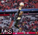 29.11.2025, Fussball Bundesliga 2025/2026, 12.Spieltag, FC Bayern M�nchen - FC St. Pauli, in der Allianz-Arena M�nchen, Torwart Manuel Neuer (FC Bayern M�nchen) im Hechtsprung beim Aufw�rmen, 