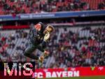 29.11.2025, Fussball Bundesliga 2025/2026, 12.Spieltag, FC Bayern M�nchen - FC St. Pauli, in der Allianz-Arena M�nchen, Torwart Manuel Neuer (FC Bayern M�nchen) im Hechtsprung beim Aufw�rmen, 