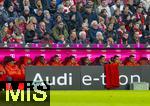 29.11.2025, Fussball Bundesliga 2025/2026, 12.Spieltag, FC Bayern M�nchen - FC St. Pauli, in der Allianz-Arena M�nchen, Ersatzbank der Bayern, mit Josip Stanisic (Bayern M�nchen), Cassiano Kiala (Bayern M�nchen), Sacha Boey (FC Bayern M�nchen), Hiroki Ito (FC Bayern M�nchen), Michael Olise (FC Bayern M�nchen), Nicolas Jackson (FC Bayern M�nchen), Leon Goretzka (FC Bayern M�nchen), Serge Gnabry (FC Bayern M�nchen), Torwart Jonas Urbig (FC Bayern M�nchen), Torwart Sven Ulreich (FC Bayern M�nchen) 