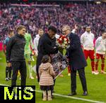 29.11.2025, Fussball Bundesliga 2025/2026, 12.Spieltag, FC Bayern M�nchen - FC St. Pauli, in der Allianz-Arena M�nchen, Offizieller Abschied von Kingsley Coman (FC Bayern M�nchen) vor dem Spiel, Sportvorstand Max Eberl (Bayern M�nchen), Sportdirektor Christoph Freund (Bayern M�nchen) und Vorstandsvorsitzender Jan-Christian Dreesen (re, FC Bayern M�nchen) verabschieden ihn.