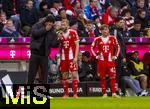 29.11.2025, Fussball Bundesliga 2025/2026, 12.Spieltag, FC Bayern M�nchen - FC St. Pauli, in der Allianz-Arena M�nchen, v.li: Trainer Vincent Kompany (FC Bayern M�nchen) im Gespr�ch mit Konrad Laimer (FC Bayern M�nchen) re: Lennart Karl (FC Bayern M�nchen) 