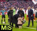 29.11.2025, Fussball Bundesliga 2025/2026, 12.Spieltag, FC Bayern M�nchen - FC St. Pauli, in der Allianz-Arena M�nchen, Offizieller Abschied von Kingsley Coman (FC Bayern M�nchen) vor dem Spiel, Sportvorstand Max Eberl (Bayern M�nchen), Sportdirektor Christoph Freund (Bayern M�nchen) und Vorstandsvorsitzender Jan-Christian Dreesen (re, FC Bayern M�nchen) verabschieden ihn.