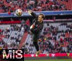 29.11.2025, Fussball Bundesliga 2025/2026, 12.Spieltag, FC Bayern M�nchen - FC St. Pauli, in der Allianz-Arena M�nchen, Torwart Manuel Neuer (FC Bayern M�nchen) im Hechtsprung beim Aufw�rmen, 