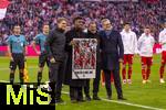 29.11.2025, Fussball Bundesliga 2025/2026, 12.Spieltag, FC Bayern M�nchen - FC St. Pauli, in der Allianz-Arena M�nchen, Offizieller Abschied von Kingsley Coman (2.v.li, FC Bayern M�nchen) vor dem Spiel, Sportvorstand Max Eberl (Bayern M�nchen), Sportdirektor Christoph Freund (Bayern M�nchen) und Vorstandsvorsitzender Jan-Christian Dreesen (re, FC Bayern M�nchen) verabschieden ihn.