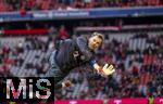 29.11.2025, Fussball Bundesliga 2025/2026, 12.Spieltag, FC Bayern M�nchen - FC St. Pauli, in der Allianz-Arena M�nchen, Torwart Manuel Neuer (FC Bayern M�nchen) im Hechtsprung beim Aufw�rmen, 