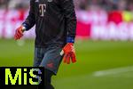 29.11.2025, Fussball Bundesliga 2025/2026, 12.Spieltag, FC Bayern M�nchen - FC St. Pauli, in der Allianz-Arena M�nchen, Torwart Manuel Neuer (FC Bayern M�nchen) hat Torwarthandschuhe mit zusamengen�hten Fingern an, der kleine Finger und der Ringfinger sind zusammengen�ht.