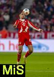 29.11.2025, Fussball Bundesliga 2025/2026, 12.Spieltag, FC Bayern M�nchen - FC St. Pauli, in der Allianz-Arena M�nchen, Aleksandar Pavlovic (Bayern M�nchen)  stoppt den Ball.