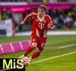 29.11.2025, Fussball Bundesliga 2025/2026, 12.Spieltag, FC Bayern M�nchen - FC St. Pauli, in der Allianz-Arena M�nchen, Lennart Karl (FC Bayern M�nchen) am Ball 