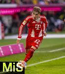 29.11.2025, Fussball Bundesliga 2025/2026, 12.Spieltag, FC Bayern M�nchen - FC St. Pauli, in der Allianz-Arena M�nchen, Lennart Karl (FC Bayern M�nchen) am Ball  