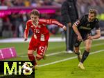 29.11.2025, Fussball Bundesliga 2025/2026, 12.Spieltag, FC Bayern M�nchen - FC St. Pauli, in der Allianz-Arena M�nchen, Lennart Karl (FC Bayern M�nchen) am Ball gegen Lars Ritzka (FC St. Pauli) 