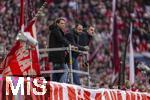 29.11.2025, Fussball Bundesliga 2025/2026, 12.Spieltag, FC Bayern M�nchen - FC St. Pauli, in der Allianz-Arena M�nchen, Die Fans der S�dkurve schweigen die ersten 12 Minuten, aus Protest gegen die geplanten Sicherheitsma�nahmen der Innenministerkonferenz.   Die Einpeitscher auf dem Podest warten still bis die 12 Minuten vorbei gehen.