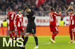 29.11.2025, Fussball Bundesliga 2025/2026, 12.Spieltag, FC Bayern M�nchen - FC St. Pauli, in der Allianz-Arena M�nchen, Hauke Wahl (FC St. Pauli) nachdenklich, die Bayernspieler jubeln hinten.