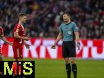 29.11.2025, Fussball Bundesliga 2025/2026, 12.Spieltag, FC Bayern M�nchen - FC St. Pauli, in der Allianz-Arena M�nchen, li: Joshua Kimmich (FC Bayern M�nchen) im Gespr�ch mit Schiedsrichter Felix Zwayer 