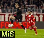 29.11.2025, Fussball Bundesliga 2025/2026, 12.Spieltag, FC Bayern M�nchen - FC St. Pauli, in der Allianz-Arena M�nchen, Eric Smith (FC St. Pauli) gegen Serge Gnabry (re, FC Bayern M�nchen) 