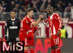 29.11.2025, Fussball Bundesliga 2025/2026, 12.Spieltag, FC Bayern M�nchen - FC St. Pauli, in der Allianz-Arena M�nchen, li: Joel Chima Fujita (FC St. Pauli) frustriert, Joshua Kimmich (FC Bayern M�nchen) und Nicolas Jackson (FC Bayern M�nchen) jubeln.