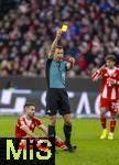 29.11.2025, Fussball Bundesliga 2025/2026, 12.Spieltag, FC Bayern M�nchen - FC St. Pauli, in der Allianz-Arena M�nchen, Schiedsrichter Felix Zwayer zeigt die Gelbe Karte 