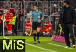 29.11.2025, Fussball Bundesliga 2025/2026, 12.Spieltag, FC Bayern Mnchen - FC St. Pauli, in der Allianz-Arena Mnchen, Schiedsrichterassistent Robert Kempter an der Seitenlinie.