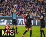 29.11.2025, Fussball Bundesliga 2025/2026, 12.Spieltag, FC Bayern Mnchen - FC St. Pauli, in der Allianz-Arena Mnchen, Schiedsrichter Felix Zwayer zeigt die Gelbe Karte 