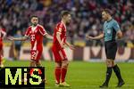 29.11.2025, Fussball Bundesliga 2025/2026, 12.Spieltag, FC Bayern Mnchen - FC St. Pauli, in der Allianz-Arena Mnchen, li: Joshua Kimmich (FC Bayern Mnchen) im Gesprch mit Schiedsrichter Felix Zwayer 