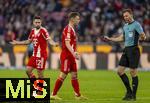 29.11.2025, Fussball Bundesliga 2025/2026, 12.Spieltag, FC Bayern Mnchen - FC St. Pauli, in der Allianz-Arena Mnchen, li: Joshua Kimmich (FC Bayern Mnchen) im Gesprch mit Schiedsrichter Felix Zwayer 