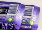 01.12.2025, Symbolbild:  Teure Schokolade, Eine Tafel Schokolade von der Firma Milka hat jetzt statt 100g nur noch 90 Gramm Inhalt. Gleichzeitig ist der Preis auf 1,99 Euro hochgeschnellt.   Links eine neue Tafel mit 90 Gramm Inhalt, rechts die frhere Packungsgre mit 100 gramm. 
Die Verbraucherzentrale Hamburg bezeichnet die neue Tafel als Mogelpackung und hat Klage eingereicht und Milka den Negativpreis Goldener Windbeutel verliehen, da sie die Preissteigerung bei gleichzeitig reduzierter Menge als besonders dreist empfanden. 
Cocoa Life ist das globale Kakao-Nachhaltigkeitsprogramm von Mondelez International.
