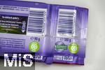 01.12.2025, Symbolbild:  Teure Schokolade, Eine Tafel Schokolade von der Firma Milka hat jetzt statt 100g nur noch 90 Gramm Inhalt. Gleichzeitig ist der Preis auf 1,99 Euro hochgeschnellt.   Links eine neue Tafel mit 90 Gramm Inhalt, rechts die frhere Packungsgre mit 100 gramm. 
Die Verbraucherzentrale Hamburg bezeichnet die neue Tafel als Mogelpackung und hat Klage eingereicht und Milka den Negativpreis Goldener Windbeutel verliehen, da sie die Preissteigerung bei gleichzeitig reduzierter Menge als besonders dreist empfanden. 
Cocoa Life ist das globale Kakao-Nachhaltigkeitsprogramm von Mondelez International.
