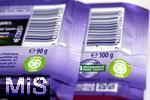 01.12.2025, Symbolbild:  Teure Schokolade, Eine Tafel Schokolade von der Firma Milka hat jetzt statt 100g nur noch 90 Gramm Inhalt. Gleichzeitig ist der Preis auf 1,99 Euro hochgeschnellt.   Links eine neue Tafel mit 90 Gramm Inhalt, rechts die frhere Packungsgre mit 100 gramm. 
Die Verbraucherzentrale Hamburg bezeichnet die neue Tafel als Mogelpackung und hat Klage eingereicht und Milka den Negativpreis Goldener Windbeutel verliehen, da sie die Preissteigerung bei gleichzeitig reduzierter Menge als besonders dreist empfanden. 
Cocoa Life ist das globale Kakao-Nachhaltigkeitsprogramm von Mondelez International.
