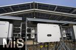 02.12.2025, Unterallgu, Therme Bad Wrishofen, feierliche Erffnung der neuen Photovoltaik-Parkplatzberdachung mit hochmodernem Energiemanagementsystem. Das Thermenparadies beginnt damit eine neue ra ihrer Stromversorgung um umweltfreundlich Energiekosten zu optimieren. Hier die Gleichrichter am Rand des Solardaches.