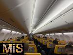 05.12.2025 Passagierflugzeug, Blick in die Passagierkabine einer Ryanair-Maschine beim Anflug auf Memmingen.