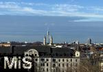 05.12.2025, Mnchen, Bayern, Blick aus dem Bayerischen Landtag ber Dcher der Stadt, hinten der Olympiaturm, rechts das BMW-Hochhaus.

