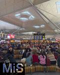 27.11.2025, Airport London Stansted (England), Viele Fluggste warten auf ihren Abflug.