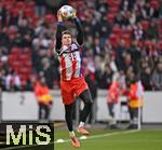 06.12.2025, Fussball Bundesliga 2025/2026, 13.Spieltag, VfB Stuttgart - FC Bayern Mnchen, in der MHP-Arena Stuttgart, Torwart Jonas Urbig (FC Bayern Mnchen) wrmt sich auf 

