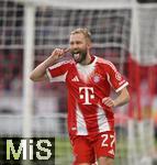 06.12.2025, Fussball Bundesliga 2025/2026, 13.Spieltag, VfB Stuttgart - FC Bayern Mnchen, in der MHP-Arena Stuttgart, Torjubel Konrad Laimer (FC Bayern Mnchen) zum 1:0 


