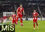 06.12.2025, Fussball Bundesliga 2025/2026, 13.Spieltag, VfB Stuttgart - FC Bayern Mnchen, in der MHP-Arena Stuttgart, Harry Kane (FC Bayern Mnchen) Torjubel mit Joshua Kimmich (FC Bayern Mnchen), Luis Diaz (FC Bayern Mnchen) 