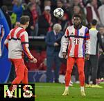 09.12.2025,  Fussball UEFA Championsleague 2025/2026: Vorrunde 6.Spieltag, FC Bayern Mnchen - Sporting Lissabon, in der Allianz-Arena Mnchen. Alphonso Davies (FC Bayern Mnchen) wrmt sich auf.
  


