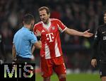 09.12.2025,  Fussball UEFA Championsleague 2025/2026: Vorrunde 6.Spieltag, FC Bayern Mnchen - Sporting Lissabon, in der Allianz-Arena Mnchen. Harry Kane (FC Bayern Mnchen) diskutiert mit Schiedsrichter Nicholas Walsh (SCO).
  

