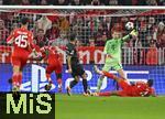 09.12.2025,  Fussball UEFA Championsleague 2025/2026: Vorrunde 6.Spieltag, FC Bayern Mnchen - Sporting Lissabon, in der Allianz-Arena Mnchen. 
  Torwart Manuel Neuer (FC Bayern Mnchen) wehrt den Ball ab. Fast ein Eigentor von Jonathan Tah (FC Bayern Mnchen) 

