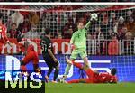 09.12.2025,  Fussball UEFA Championsleague 2025/2026: Vorrunde 6.Spieltag, FC Bayern Mnchen - Sporting Lissabon, in der Allianz-Arena Mnchen. 
  Torwart Manuel Neuer (FC Bayern Mnchen) wehrt den Ball ab. Fast ein Eigentor von Jonathan Tah (FC Bayern Mnchen) 

