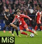 09.12.2025,  Fussball UEFA Championsleague 2025/2026: Vorrunde 6.Spieltag, FC Bayern Mnchen - Sporting Lissabon, in der Allianz-Arena Mnchen. v.l. Joao Simoes (Sporting Lissabon) gegen Lennart Karl (FC Bayern Mnchen) 
  


