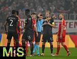 09.12.2025,  Fussball UEFA Championsleague 2025/2026: Vorrunde 6.Spieltag, FC Bayern Mnchen - Sporting Lissabon, in der Allianz-Arena Mnchen. Schiedsrichter Nicholas Walsh (Schottland) bringt die Spieler auseinander
  

