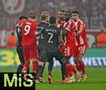 09.12.2025,  Fussball UEFA Championsleague 2025/2026: Vorrunde 6.Spieltag, FC Bayern Mnchen - Sporting Lissabon, in der Allianz-Arena Mnchen. Rudelbildung Morten Hjulmand (Sporting Lissabon) und Jonathan Tah (FC Bayern Mnchen) streiten sich,
  

