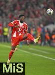 09.12.2025,  Fussball UEFA Championsleague 2025/2026: Vorrunde 6.Spieltag, FC Bayern Mnchen - Sporting Lissabon, in der Allianz-Arena Mnchen. Alphonso Davies (FC Bayern Mnchen) am Ball.
  

