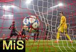 09.12.2025,  Fussball UEFA Championsleague 2025/2026: Vorrunde 6.Spieltag, FC Bayern Mnchen - Sporting Lissabon, in der Allianz-Arena Mnchen. 3:1 von Jonathan Tah (FC Bayern Mnchen) gegen Torwart Rui Silva (Sporting Lissabon) 
  

