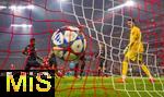 09.12.2025,  Fussball UEFA Championsleague 2025/2026: Vorrunde 6.Spieltag, FC Bayern Mnchen - Sporting Lissabon, in der Allianz-Arena Mnchen. 3:1 von Jonathan Tah (FC Bayern Mnchen) gegen Torwart Rui Silva (Sporting Lissabon) 
  

