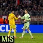 09.12.2025,  Fussball UEFA Championsleague 2025/2026: Vorrunde 6.Spieltag, FC Bayern Mnchen - Sporting Lissabon, in der Allianz-Arena Mnchen. v.li: Torwart Rui Silva (Sporting Lissabon) shakehands mit Torwart Manuel Neuer (FC Bayern Mnchen) 