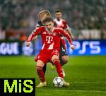 09.12.2025,  Fussball UEFA Championsleague 2025/2026: Vorrunde 6.Spieltag, FC Bayern Mnchen - Sporting Lissabon, in der Allianz-Arena Mnchen. hi: Morten Hjulmand (Sporting Lissabon) gegen Lennart Karl (FC Bayern Mnchen) 
