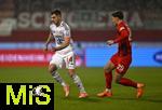 21.12.2025, Fussball Bundesliga 2025/2026, 15. Spieltag, 1. FC Heidenheim 1846 - FC Bayern M�nchen, in der Voith-Arena Heidenheim. (L-R) Josip Stanisic (Bayern M�nchen) gegen Luca Kerber (1. FC Heidenheim)