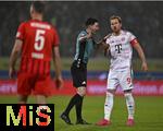 21.12.2025, Fussball Bundesliga 2025/2026, 15. Spieltag, 1. FC Heidenheim 1846 - FC Bayern M�nchen, in der Voith-Arena Heidenheim. (L-R) Schiedsrichter Florian Badst�bner spricht mit Harry Kane (Bayern M�nchen)